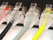 Cad iad na fachtóirí tionchar a dhéanamh ar an tarchur cáblaí snáithín optic Ethernet